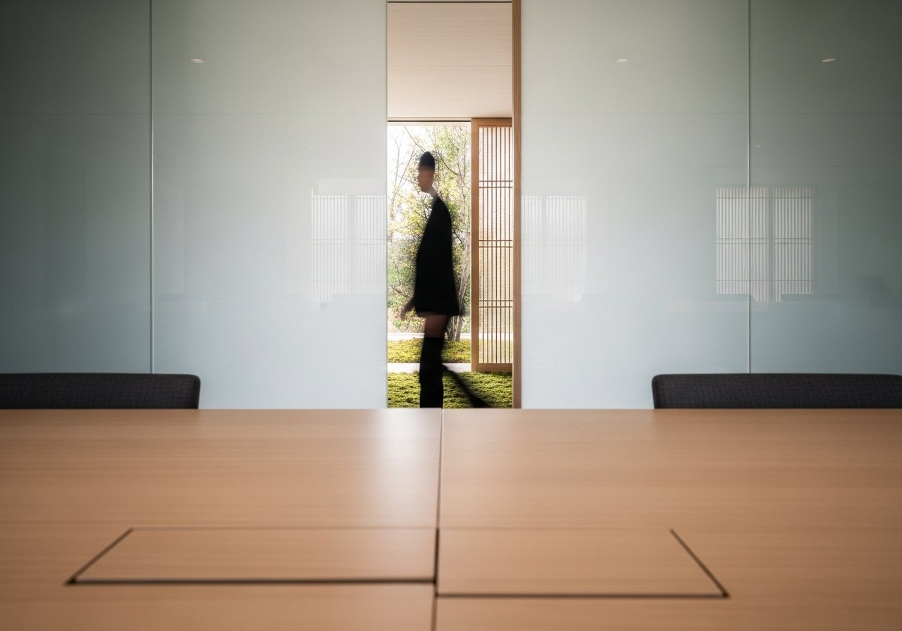 Environnement de travail sécurisé où un LLM privé français traite des informations en respectant les réglementations locales.