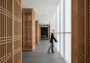 Schéma conceptuel de la collaboration entre services facilitée par des agents IA multi métiers décloisonnant l'information.