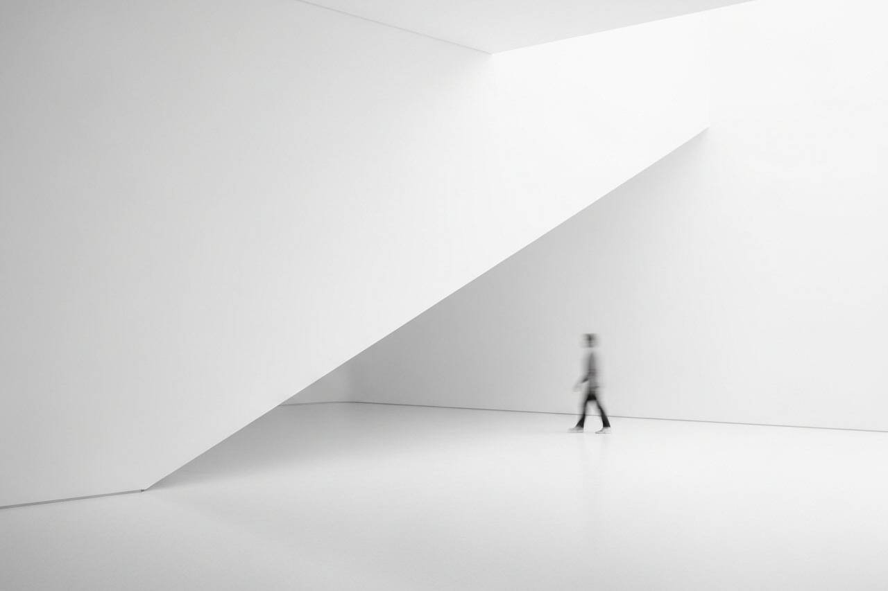 Un professionnel des ressources humaines utilise un assistant IA pour RH pour optimiser la gestion administrative du personnel.