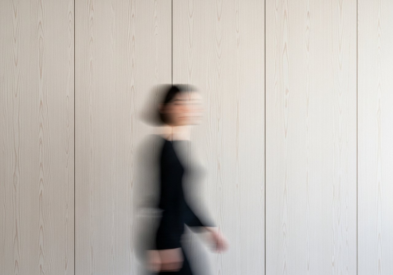 Schéma représentant un environnement sécurisé où les garde-fous pour LLM filtrent et contrôlent le ton de l'IA.