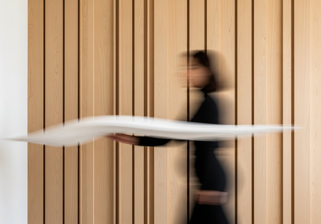 Dans un entrepôt moderne, l'IA pour la logistique aide à la prise de décision pour une meilleure gestion des stocks.