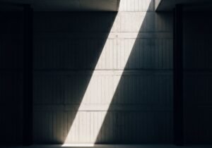 Illustration conceptuelle montrant comment une IA pour le juridique transforme et modernise la recherche documentaire légale.