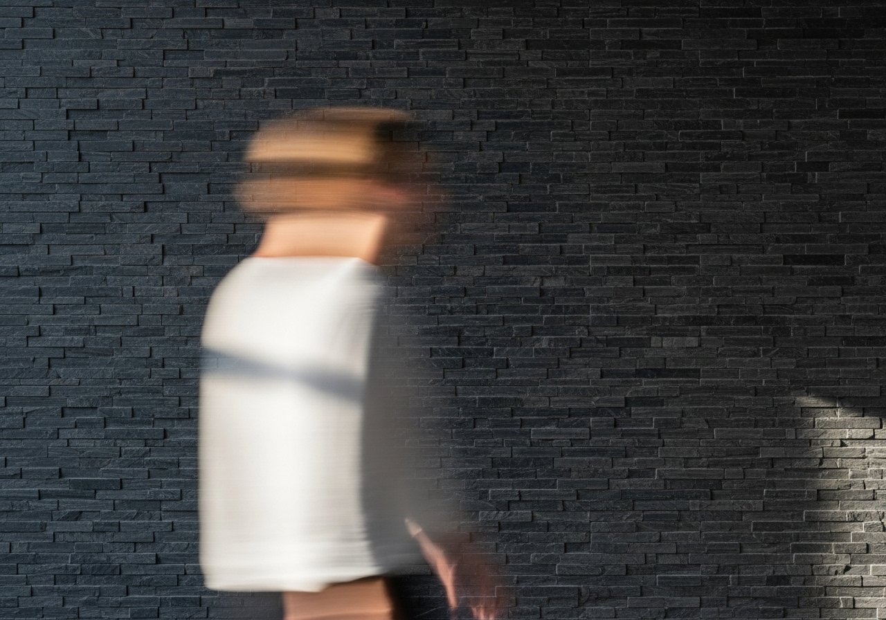 Un environnement de travail collaboratif où les aspects humains et juridiques façonnent la stratégie IA d'entreprise.