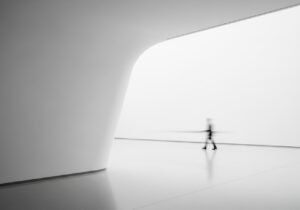 Un schéma conceptuel illustrant comment un AI OS peut centraliser et révolutionner les usages numériques.