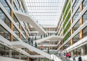 Une vue d'ensemble des architectures permettant de combiner plusieurs modèles de langage pour une synergie optimale.