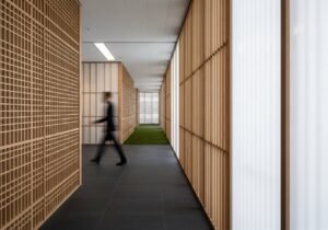 Schéma conceptuel de l'architecture requise pour déployer des modèles de langage spécialisés de manière efficace et robuste.