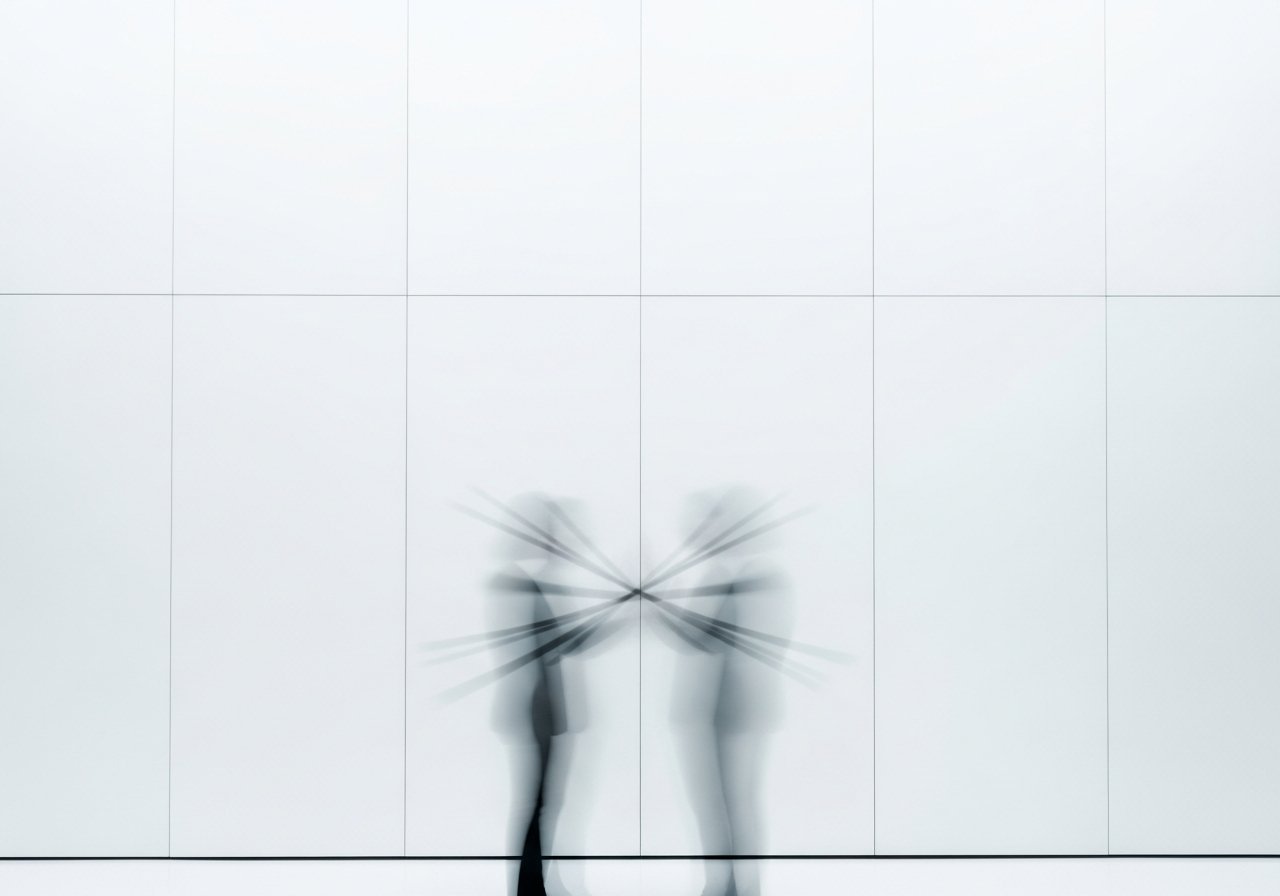 Quel framework de développement d'agents intelligents choisir pour accélérer et structurer vos projets ? 2 Un environnement de travail moderne où est utilisé un framework de développement d'agents intelligents pour l'innovation.