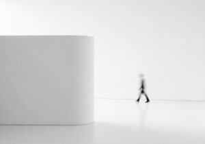 Concept visuel illustrant comment une IA avec une architecture de raisonnement structure la logique pour des résultats fiables.