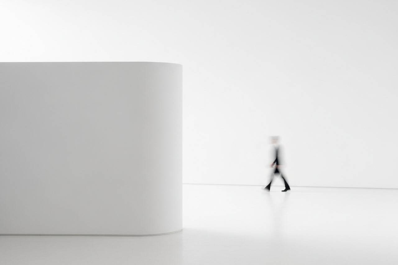 IA avec une architecture de raisonnement : dépasser les limites des LLM en intégrant la logique pour plus de fiabilité et d'explicabilité. 6 Concept visuel illustrant comment une IA avec une architecture de raisonnement structure la logique pour des résultats fiables.