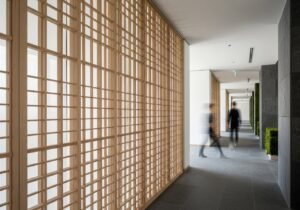 Concept illustrant le cadre de déploiement sécurisé d'une IA pour les métiers à haute criticité dans un secteur régulé.