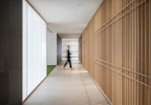 Une IA qui interroge des sources externes qualifiées pour garantir la fiabilité et l'exactitude de chaque information.