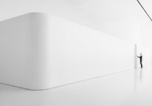 Schéma conceptuel montrant comment une IA qui peut vérifier ses sources améliore la fiabilité des grands modèles de langage.