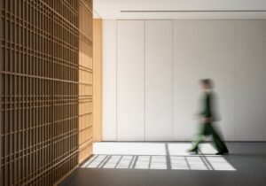 Illustration conceptuelle du processus logique suivi par une IA qui raisonne avant de répondre pour des résultats fiables.