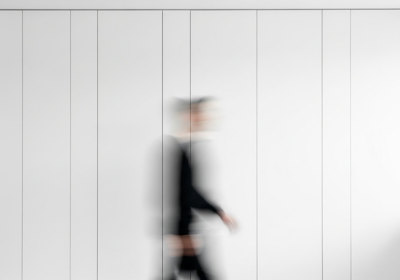 Au-delà de l'automatisation : le rôle d'une plateforme d'orchestration cognitive dans le raisonnement complexe. 2 Schéma d'un écosystème numérique où une plateforme d'orchestration cognitive agit comme le cerveau central de l'analyse.