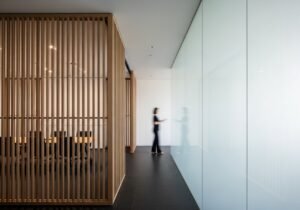 Une vue d'ensemble équilibrée présentant les risques et opportunités de l'IA pour les PME dans un contexte stratégique.