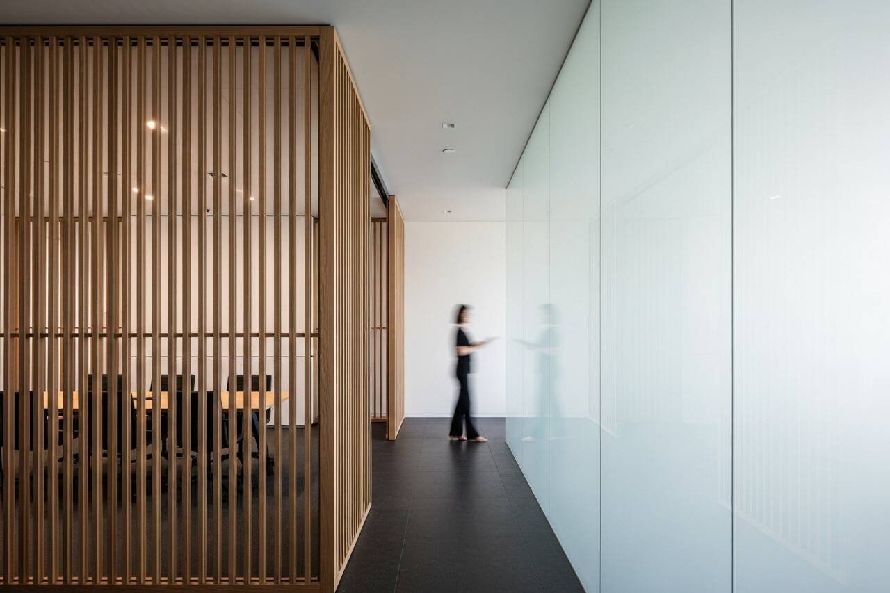 Peser le pour et le contre : l'analyse complète des risques et opportunités de l'IA pour les PME. 6 Une vue d'ensemble équilibrée présentant les risques et opportunités de l'IA pour les PME dans un contexte stratégique.