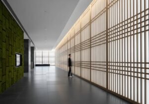 Un dirigeant analysant les options pour une solution IA pour ETI afin d'assurer la croissance future de l'entreprise.