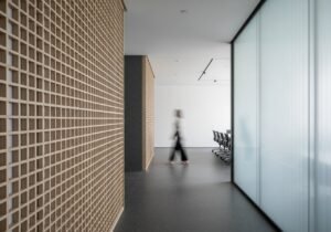 Schéma conceptuel montrant comment un workflow multi-système avec l'IA unifie diverses applications d'entreprise.