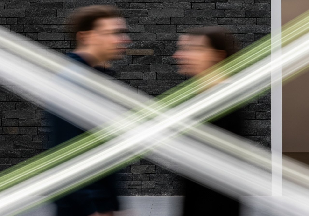 Un dirigeant analyse des graphiques générés par un assistant cognitif pour la prise de décision lors d'une réunion stratégique.