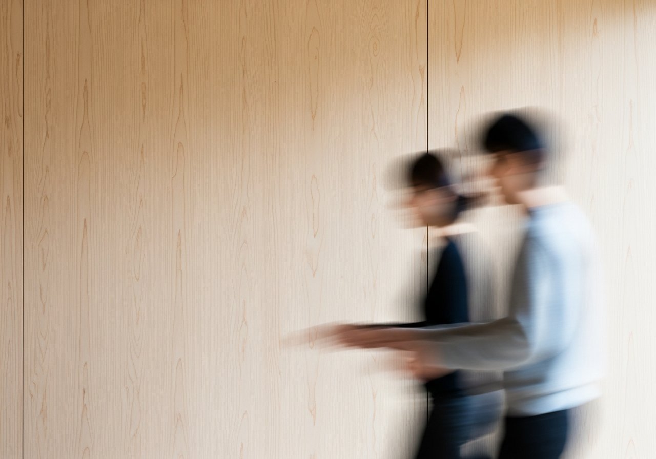 Environnement professionnel où l'IA pour l'analyse de la conformité des documents assure la protection des informations.