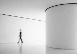 Vue d'ensemble d'une chaîne logistique moderne utilisant l'IA pour la gestion prévisionnelle des stocks.