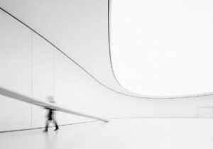 Schéma conceptuel de l'IA pour l'analyse de données de capteurs IoT qui transforme des flux complexes en clarté stratégique.