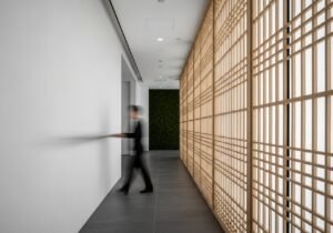 Concept visuel illustrant l'architecture d'une IA qui combine plusieurs expertises pour une vision d'ensemble.