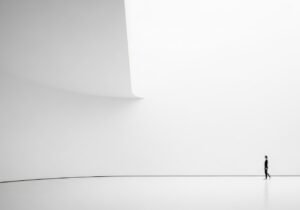 Concept d'un système d'intelligence commerciale autonome pour B2B connectant des flux de données pour la prospection.