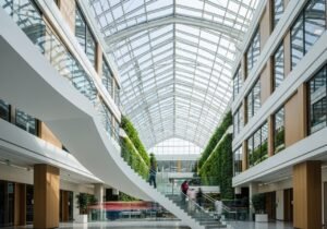 Un schéma conceptuel illustrant l'importance de la traçabilité des décisions d'une IA pour la conformité des systèmes.