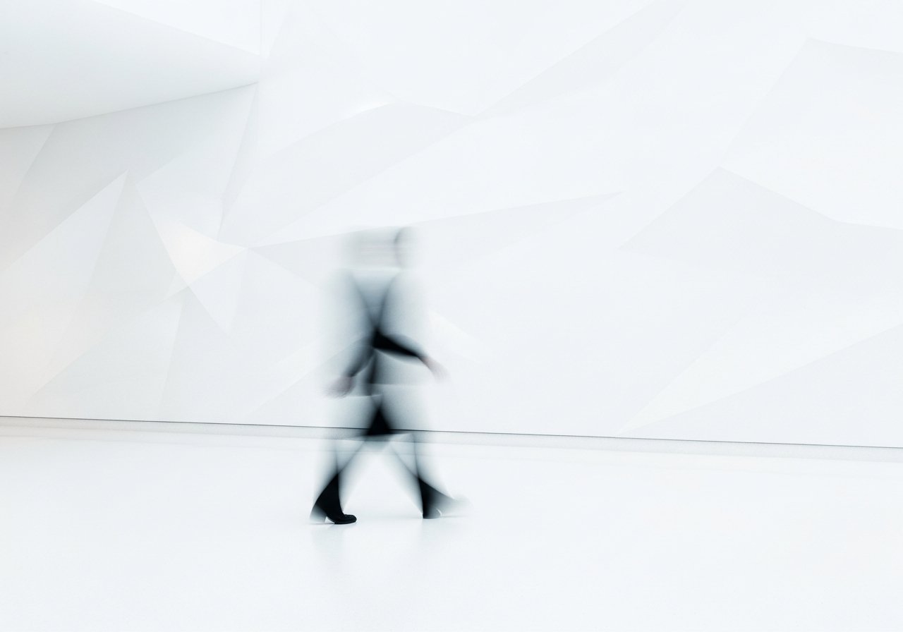 Un environnement de travail collaboratif où une équipe s'organise pour réduire le coût total de possession de l'IA.