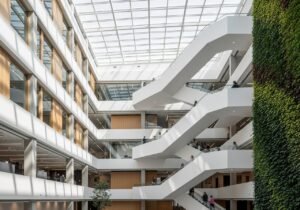 Comprendre les enjeux du marché à travers le duel ChatGPT vs IA orchestrée pour les décideurs.