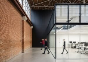L'IA pour le notaire permet d'industrialiser la rédaction d'actes tout en garantissant une fiabilité absolue.